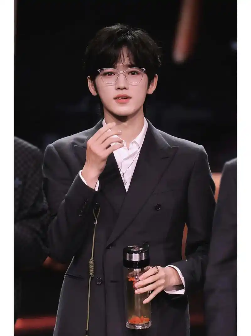 宋亚轩微博之夜现场图  又增神图