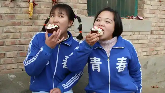 欢欢的童年:妈妈给姐妹买了小蛋糕,姐妹俩吃的真开心!太好吃了