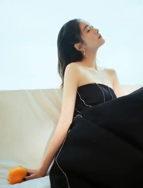 张雪迎黑发红唇搭配一身抹胸黑色长裙大裙摆经典又浪漫