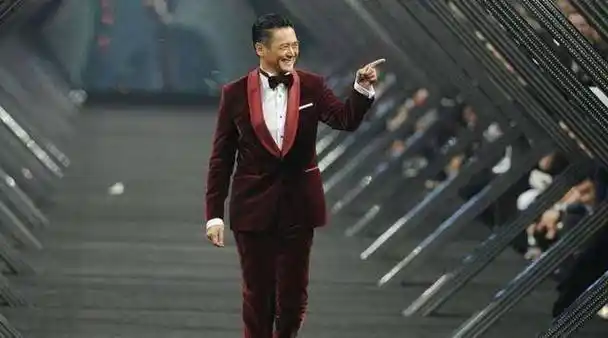 原创67岁周润发也老了穿西装打领带满头白发古稀之年被授博士太帅