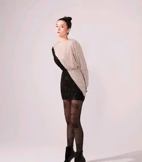 丝袜搭配白加黑连衣裙,宋佳女神的丸子头,网友:哇塞_气质_时尚_女明星