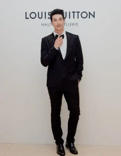 锦荣穿西装很帅气的,总算能让人想起他在电影《小时代》里面饰演的