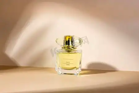 美妆产品棚拍女士香水生活用品单个物体摄影图配图