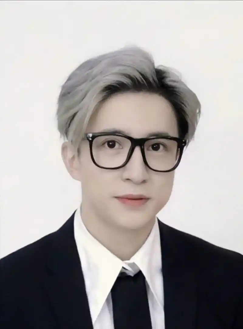 薛之谦 #证件照片 #西装杀 #谦友 #这谁顶得住啊 - 抖音