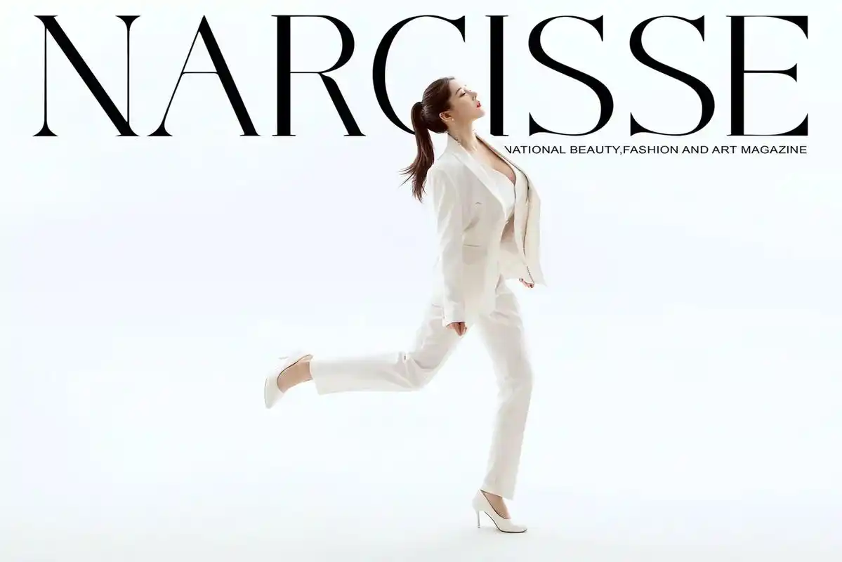 散打王星女郎刘太阳,一身白色西装太帅了