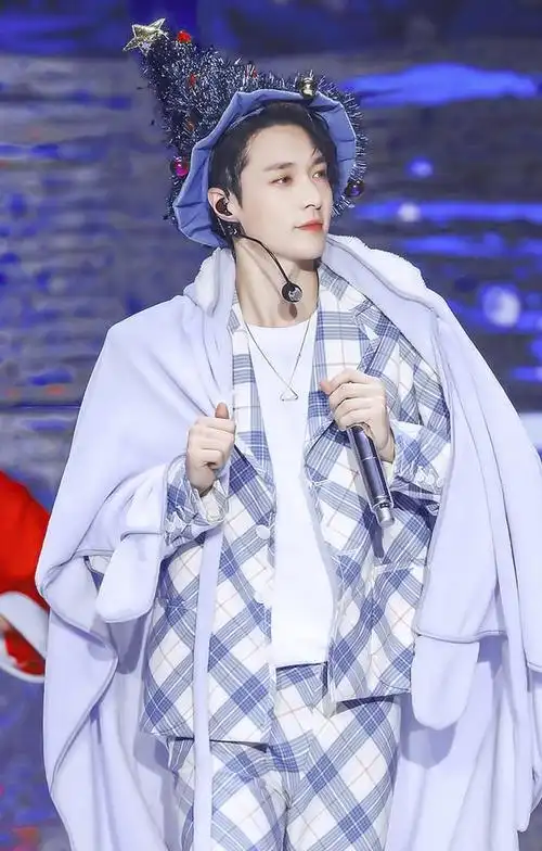 小时候追的是张艺兴这一版的蓝精灵肯定早已一见钟情