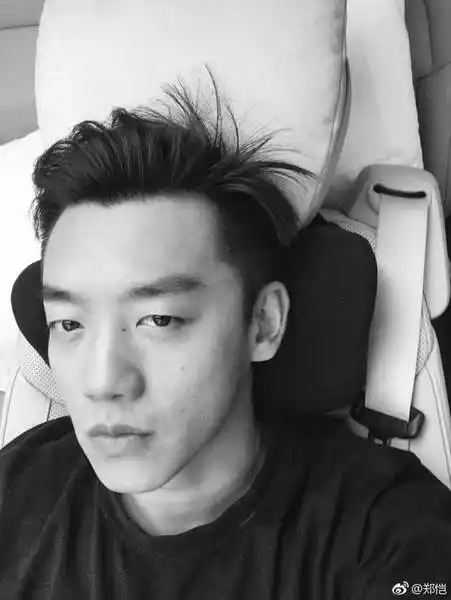 郑恺晒单眼皮高冷帅照 调侃自己五层眼皮超搞笑