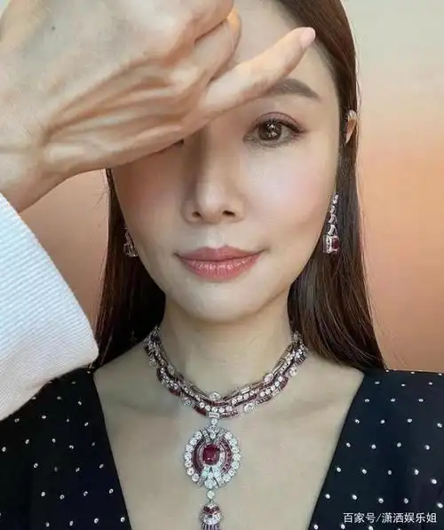 林心如发文提前庆祝母亲节!怼脸拍照皮肤紧致,46岁不像中年妇女