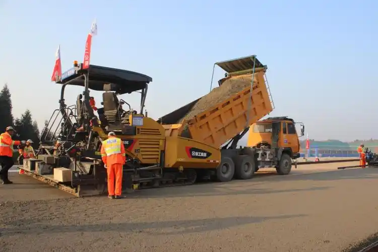 铜怀高速路面顺利完成水稳底基层试验段摊铺