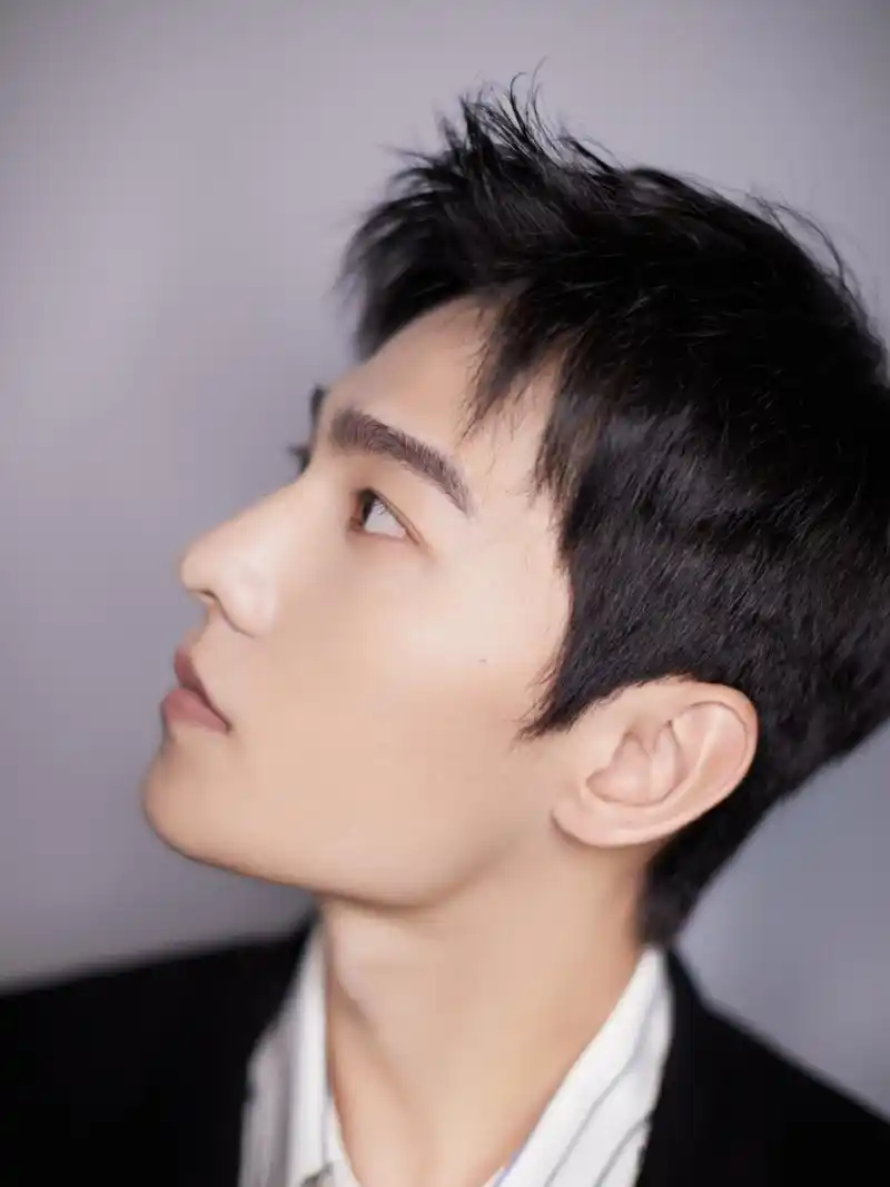 杨洋 @杨洋怼脸黑色西装 @杨洋 一身黑色毛呢大衣搭配白色条纹成览