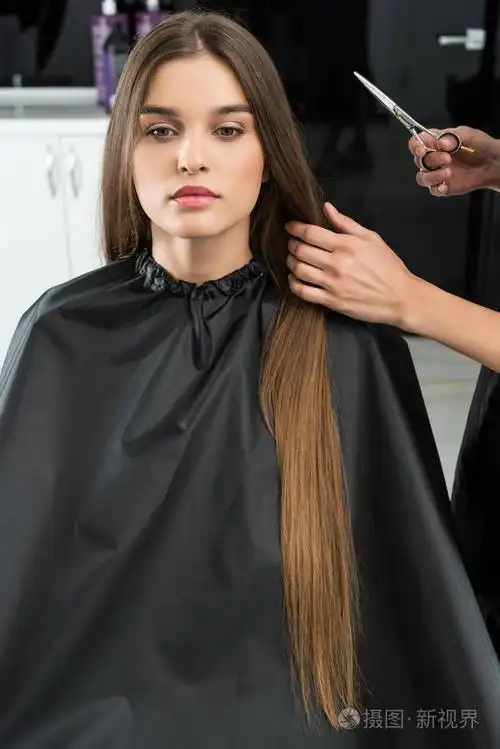 发型师剪头发的女人照片-正版商用图片01ng9q-摄图新视界