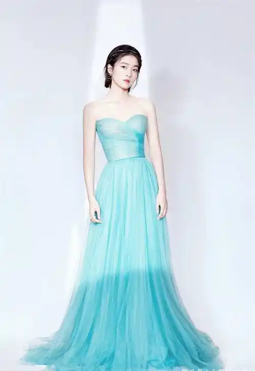 张雪迎22岁就有宠儿身材清纯中带着妩媚穿丝带裙凹凸有致