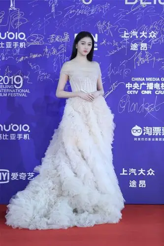 关晓彤白纱长裙小露半肩惊艳踏上北影节闭幕红毯