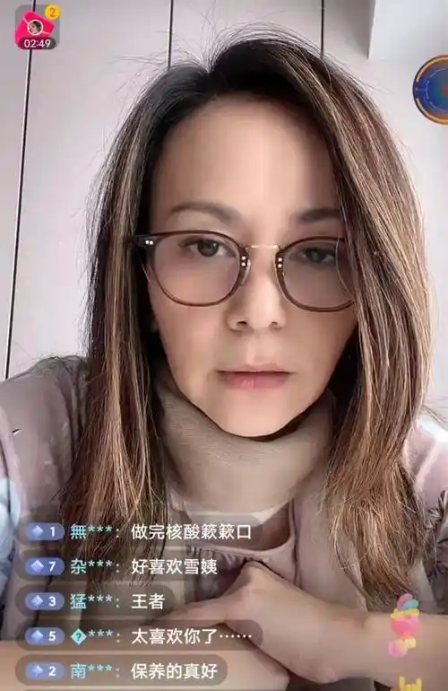 王琳素颜跟网友聊天,直言人老珠黄,这样优雅老去挺让人舒服的!