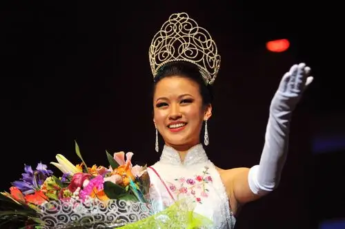 李思佳获"全美华埠小姐"选美决赛冠军