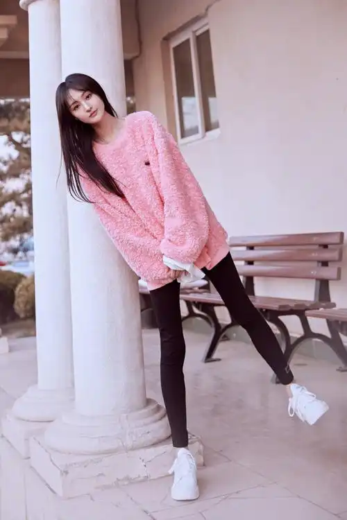 郑爽认真营业,扎麻花辫提名牌包,29岁依旧美成偶像剧女一号