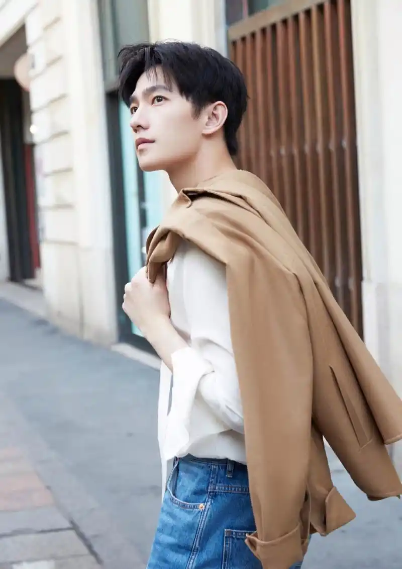 杨洋工作室分享街头帅照,十几年不变的俊朗外形,从各个角度拍摄都很