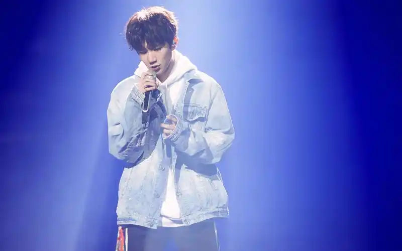 王源帅气舞台照图片桌面壁纸