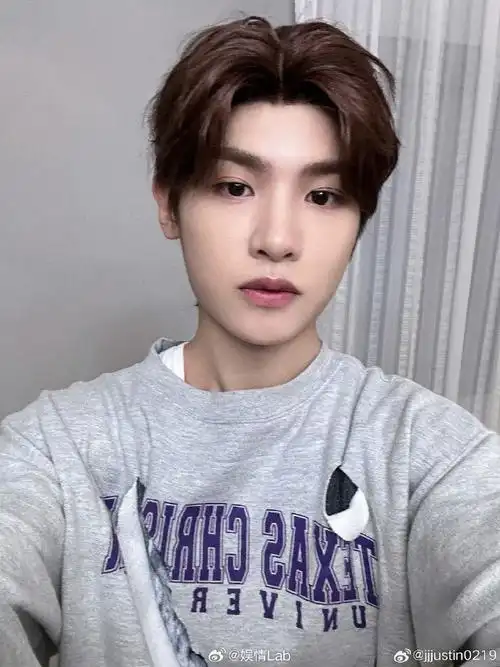 黄明昊春分怼脸自拍#丨#黄明昊闪光时刻#  无需滤镜,无需角度,砹吵