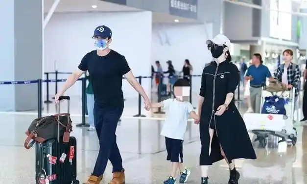 吴京一家首次合体走机场谢楠穿长衫美腿抢眼小儿子全程撒娇