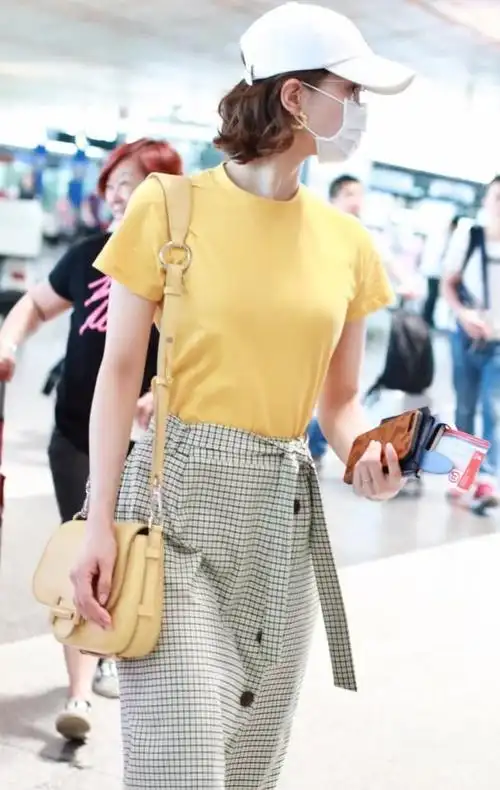 刘诗诗的黄t恤看似平淡无奇,却凸显隐藏的好身材,真让人意外!