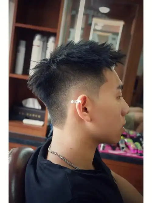 前刺 男士发型|||不用打理的男生发型|||^适合人群16-38 岁摩根烫钢夹