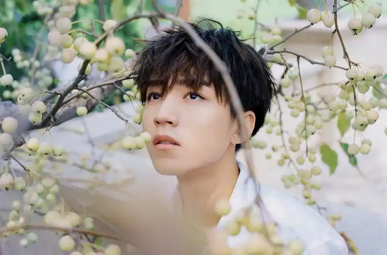 王俊凯超帅时尚杂志写真内页图片