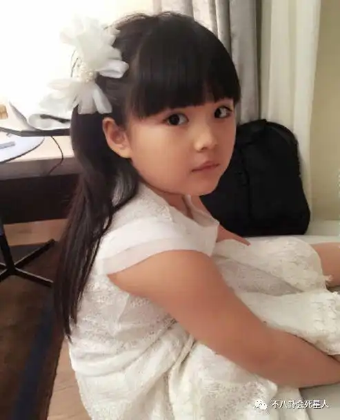 杨幂女儿小糯米快四岁了,面对会不会上真人秀的问题,杨幂这么说