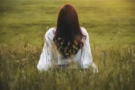 美丽女人上半身背面图片