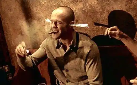 《两杆大烟枪》是由盖伊·里奇自编自导,杰森·弗莱明,德