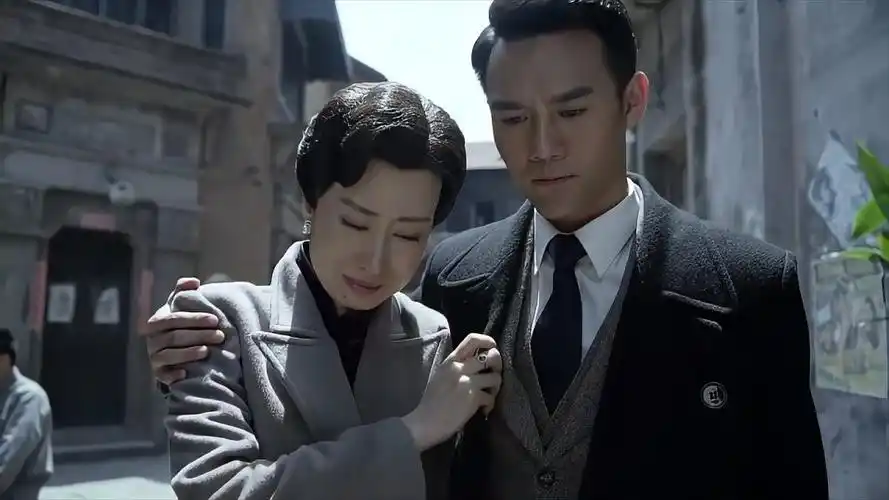 伪装者大姐和明台告别靠在阿诚的怀里哭不敢回头看一眼