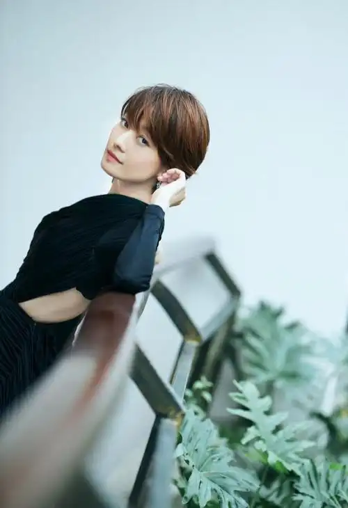 马伊琍头发变长了最近的礼服一件比一件好看新发型也很有味道