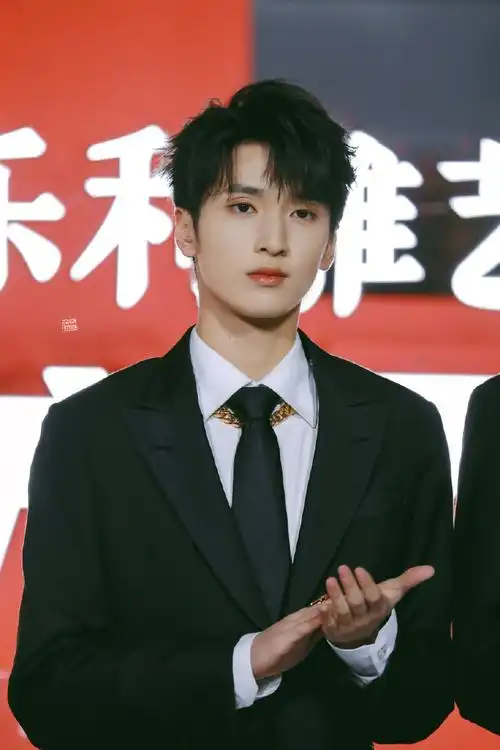 严浩翔穿西装绝绝子啊,好贵气一男的@时代少年团-严浩翔#东方风云榜云