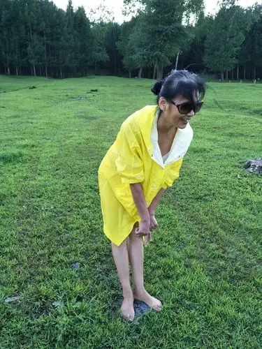 我们是美女踩在牛粪上