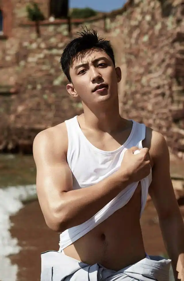 明星背心造型比拼,有颜有身材随意穿,贝克汉姆谢霆锋很有男人味