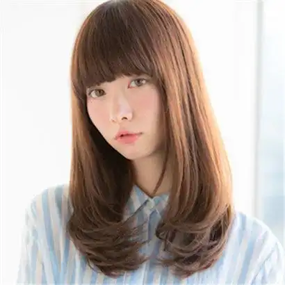 胖脸适合的发型三内卷的中长发发型,搭配上简单的齐刘海,衬托出小巧的