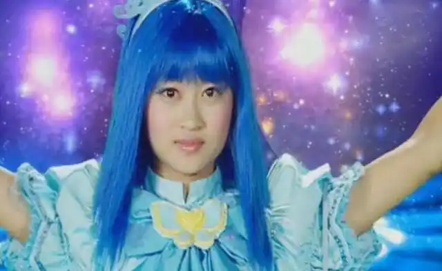 孙侨潞去世三月有余,母亲花瓣撒海祭奠女儿,因未结婚所以没墓地