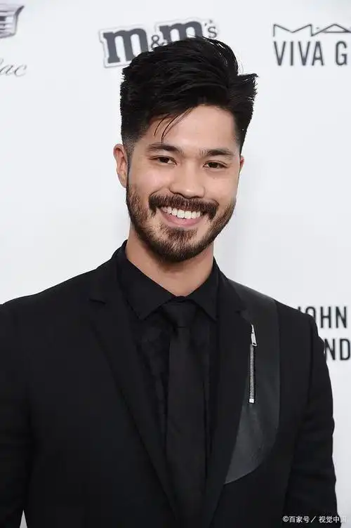 胡须就越来越茂盛,过了青春期之后,男性的长相越来越成熟,胡子的浓