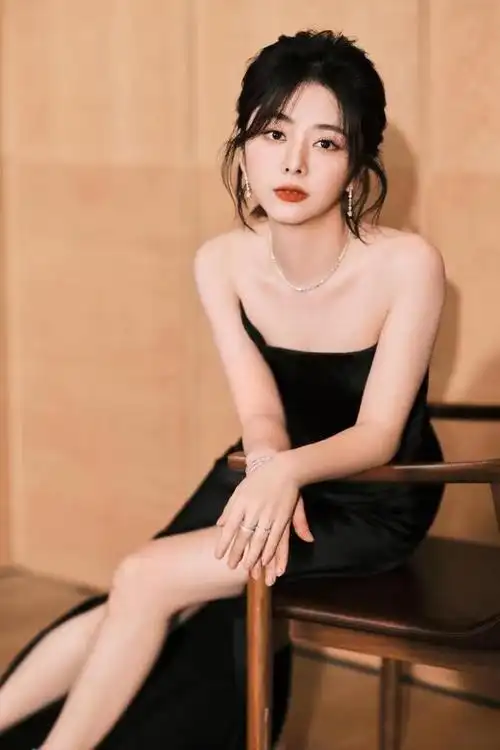 谭松韵的腿"又长又直",穿搭简约时髦,真显贵气