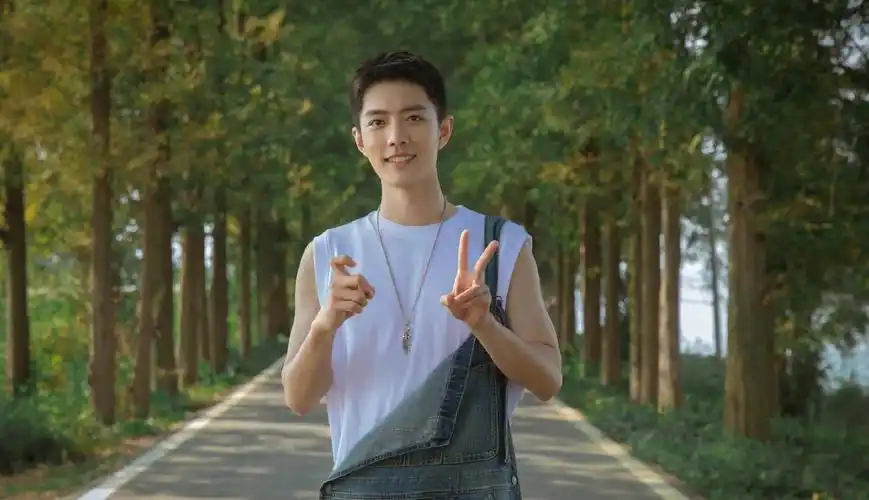 肖战寸头写真曝光牛仔背带裤配白背心肌肉线条男友力十足