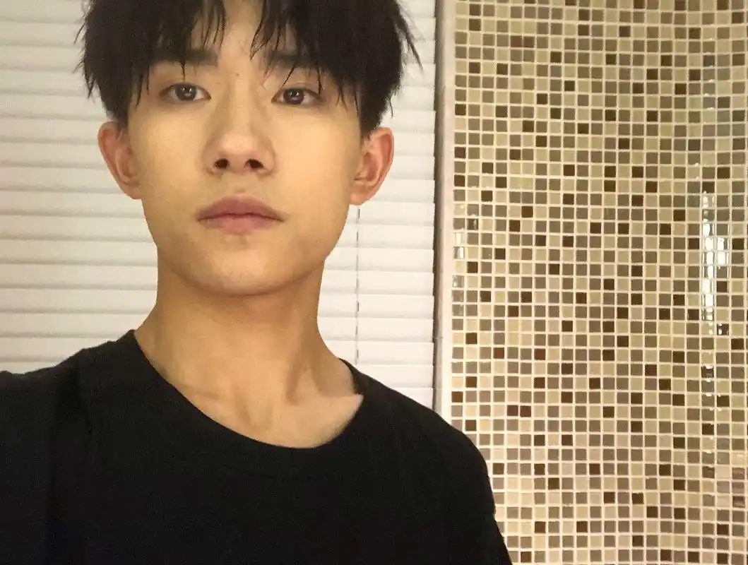 个性自拍,生图绝美,易烊千玺怎么有两幅面孔