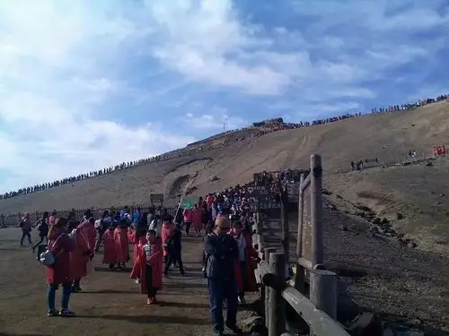 就长白山路上密密麻麻全是人的程度 删除 赞    回应 来自 豆瓣app