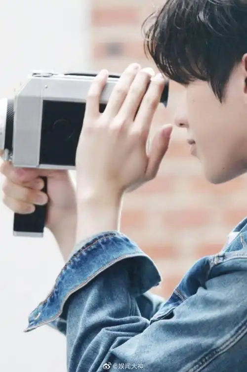 能让手控满足的瞬间#蔡徐坤的手白皙修长,骨节分明,充分满足手控要求