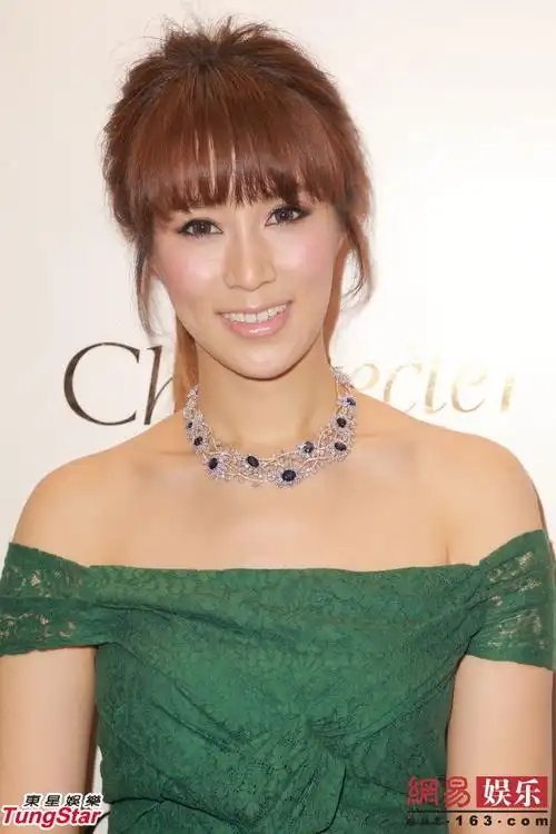 千亿媳妇徐子淇出席活动秀香肩疑再度有孕