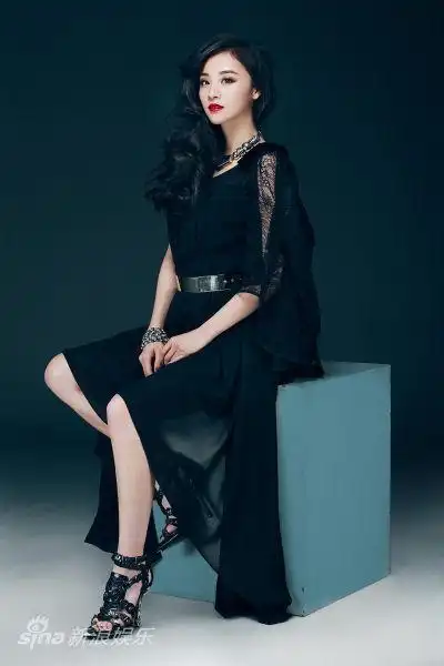 章龄之烈焰红唇复古写真显大气(图)