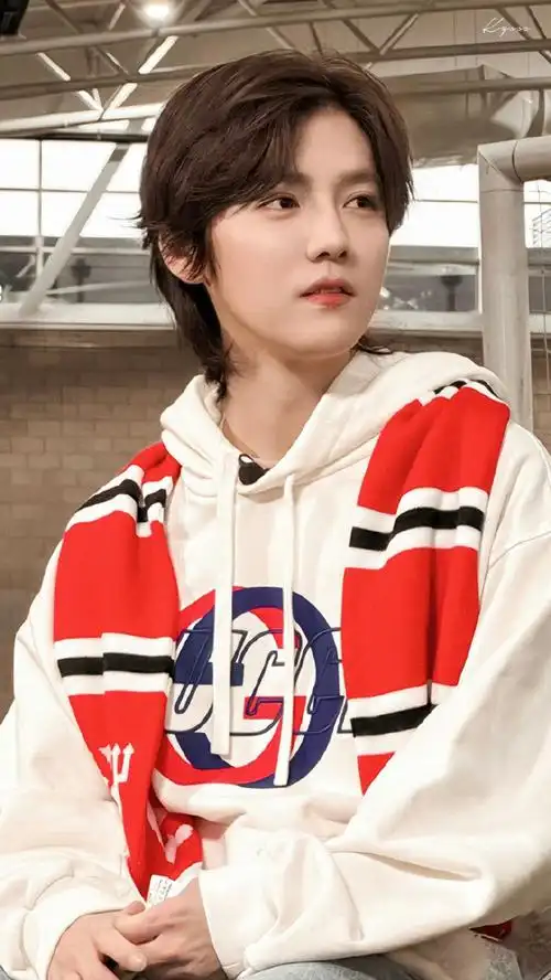 鹿晗像福娃#  嘿嘿,真好看啊!  图片crlogo