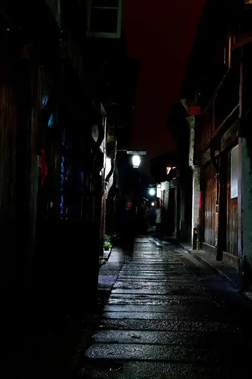 雨夜老街