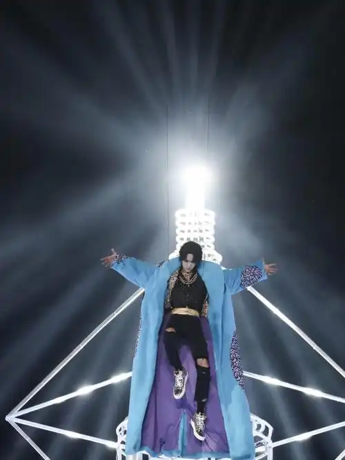 跨年晚会同穿红热巴红裙美艳一梦新疆吴宣仪却只成土味影楼风