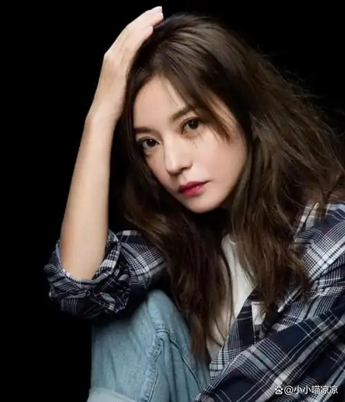 47岁赵薇久违现身:脸胖如盘,素颜显苍老,被曝与黄有龙已离婚?