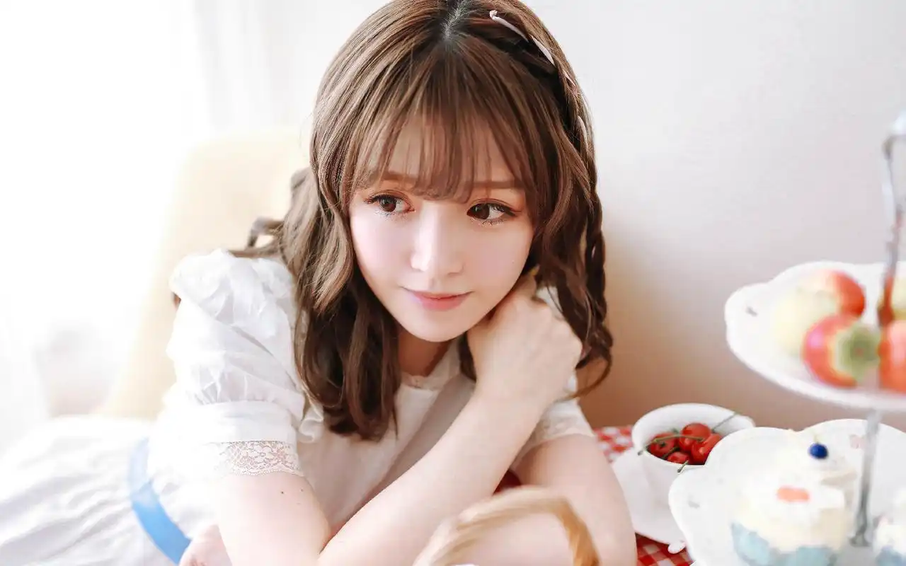 文艺美女居家可爱甜美写真图片桌面壁纸